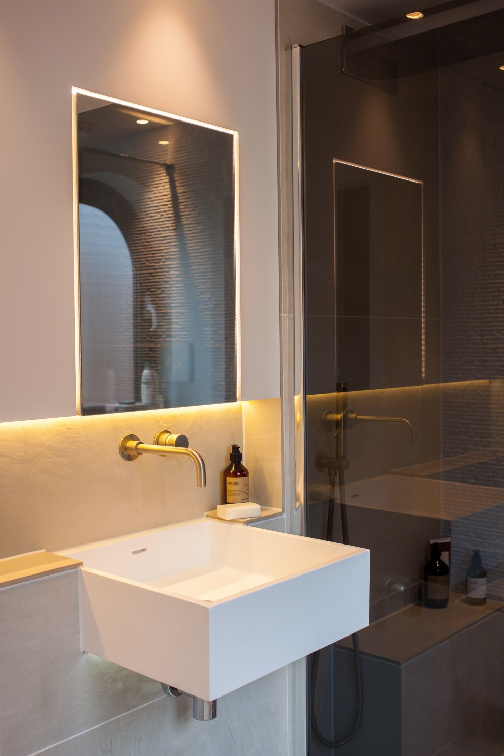Fulham Riverside | En-suite basin & recessed mirror storage | Interior Designers